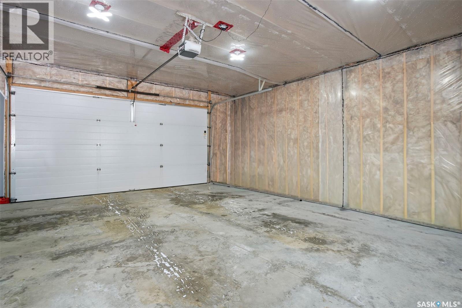 215 Wyant Lane, Saskatoon, SK - Indoor Photo Showing Garage