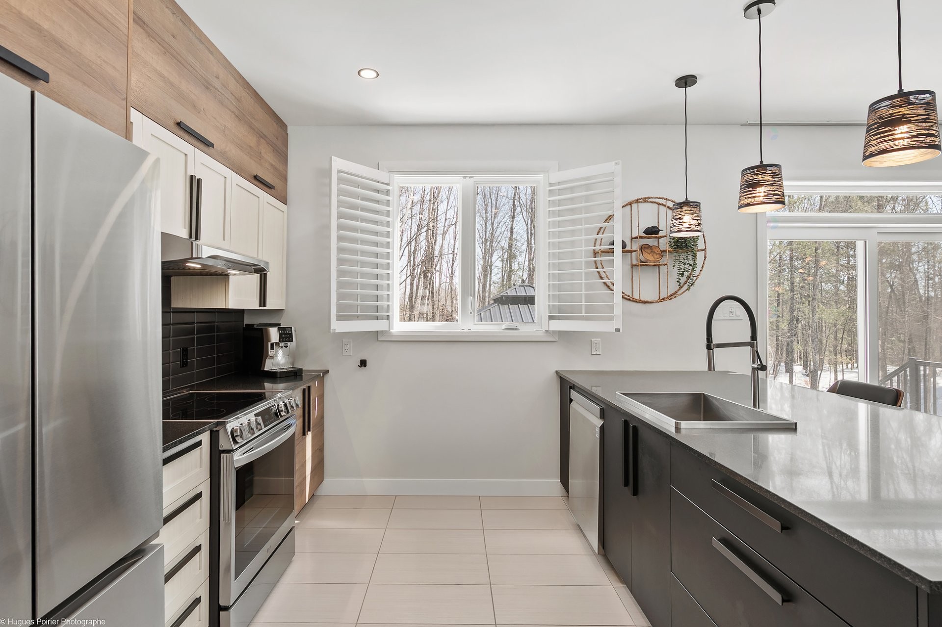 Kitchen - 275 Rue Des Grands-Pics, Saint-Colomban, QC - Indoor Photo Showing Kitchen With Upgraded Kitchen