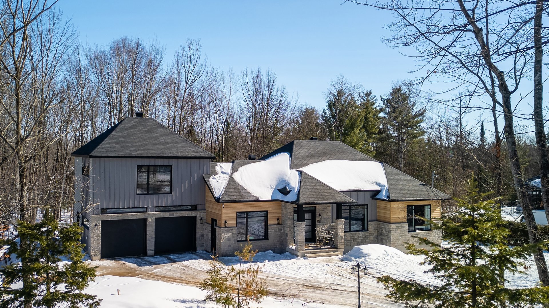 Front of Structure - 275 Rue Des Grands-Pics, Saint-Colomban, QC - Outdoor