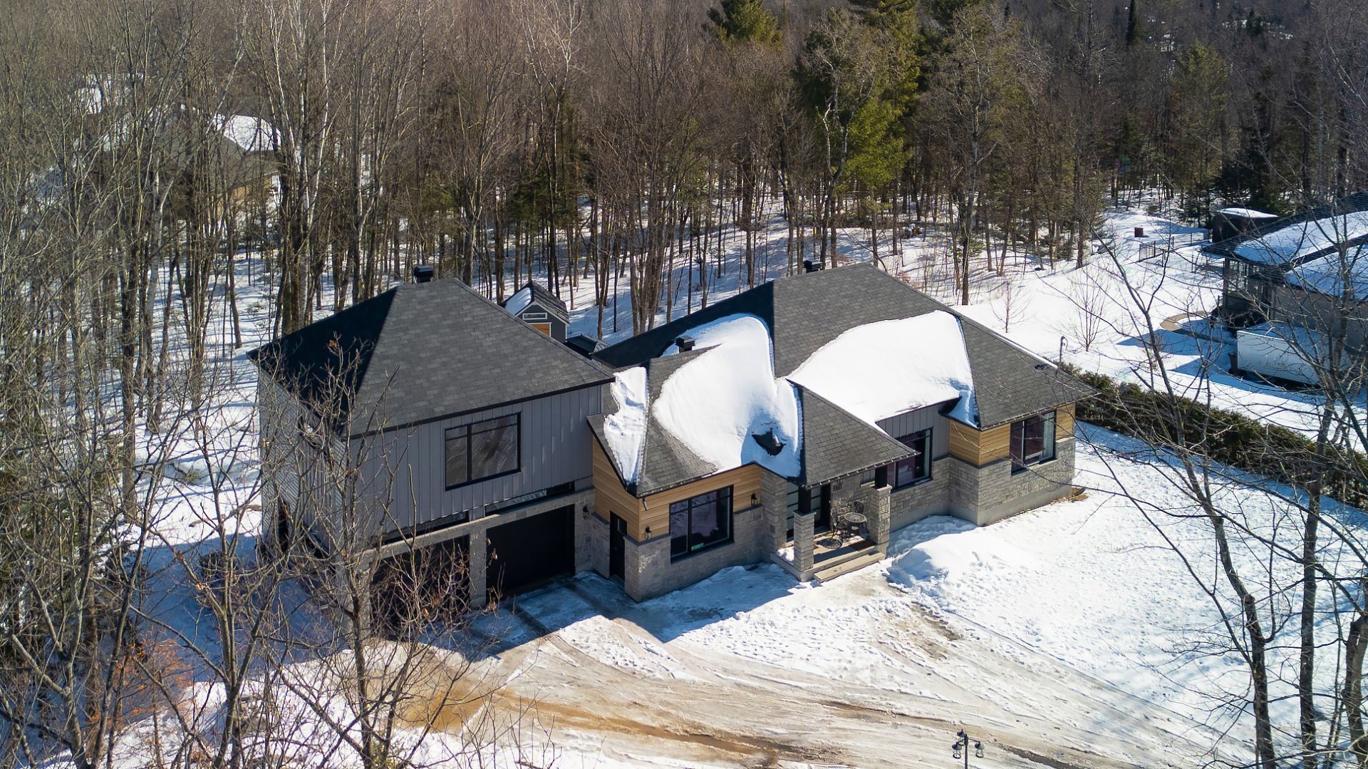 Front of Structure - 275 Rue Des Grands-Pics, Saint-Colomban, QC - Outdoor