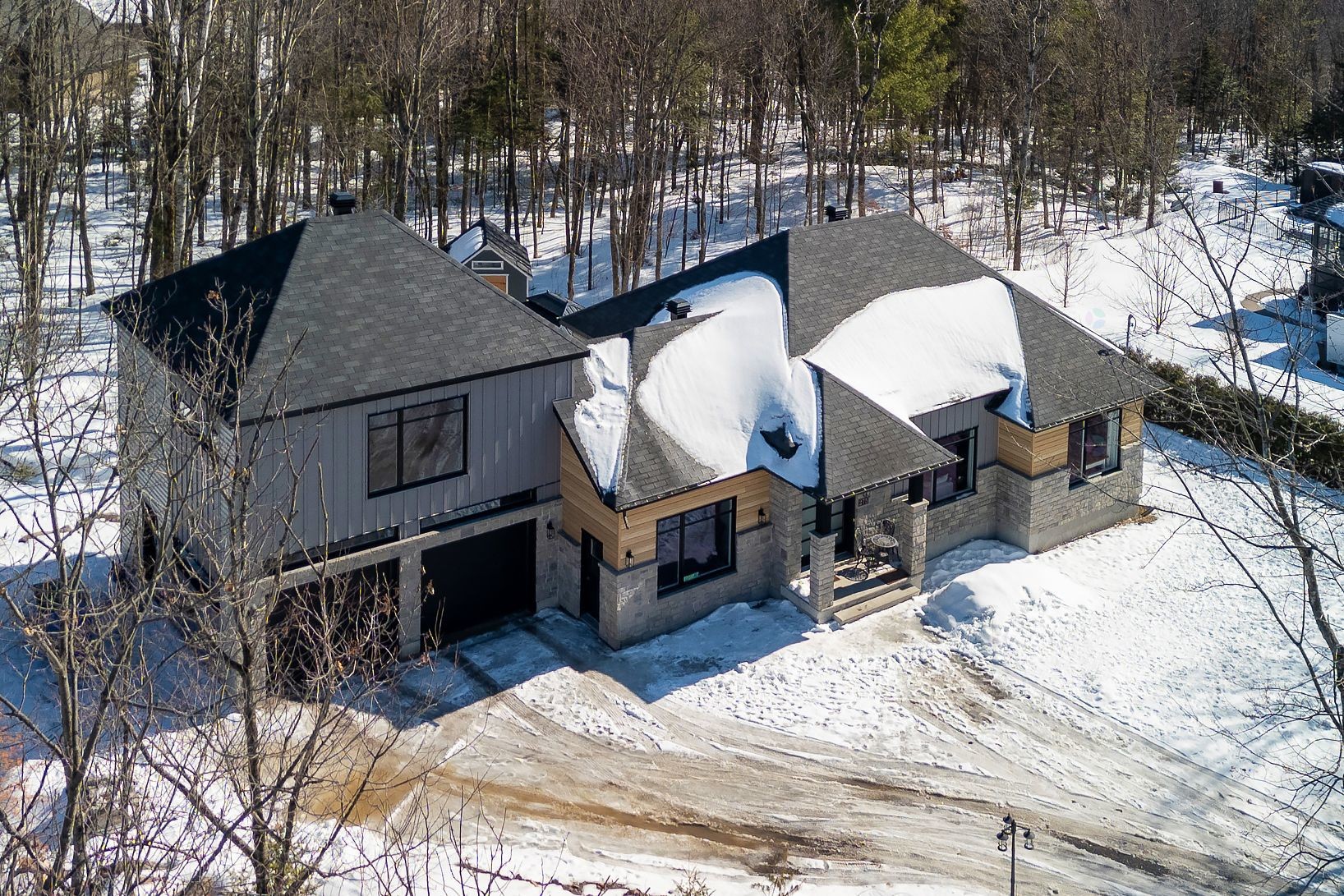 Front of Structure - 275 Rue Des Grands-Pics, Saint-Colomban, QC - Outdoor
