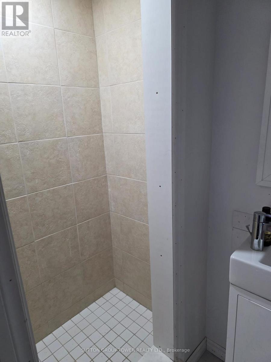 85 Maple Avenue, Barrie, ON - Indoor Photo Showing Bathroom