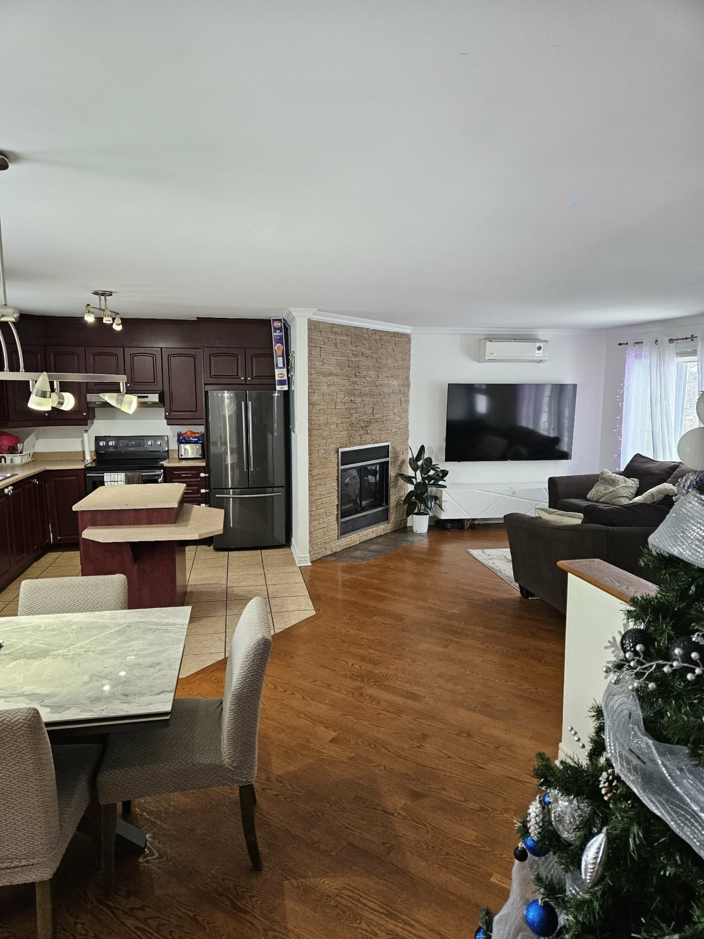 Intérieur - 528 Rue Andrassy, Mascouche, QC - Indoor With Fireplace