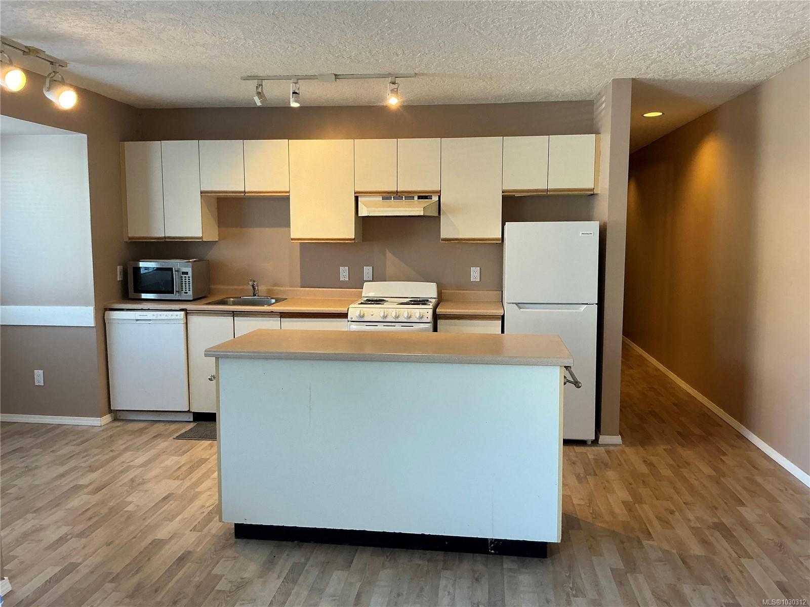 103-2525 Dingwall St, Duncan, BC - Indoor Photo Showing Kitchen