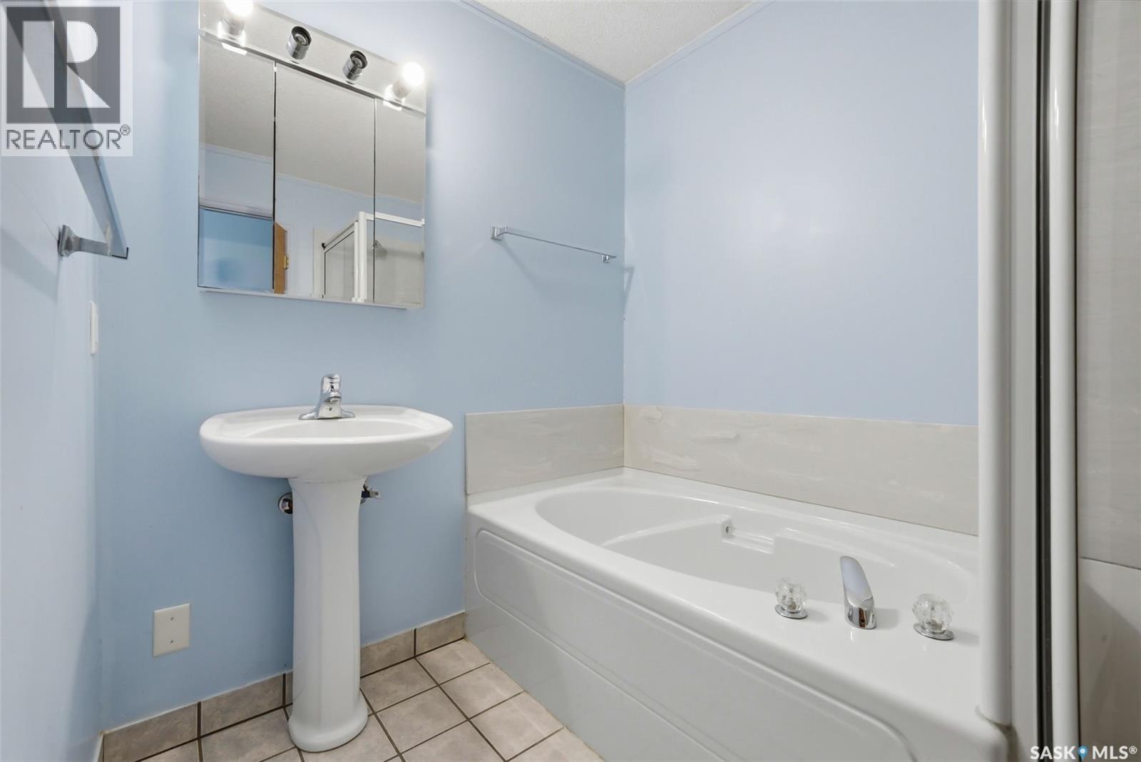 148 Marsh Crescent, Regina, SK - Indoor Photo Showing Bathroom