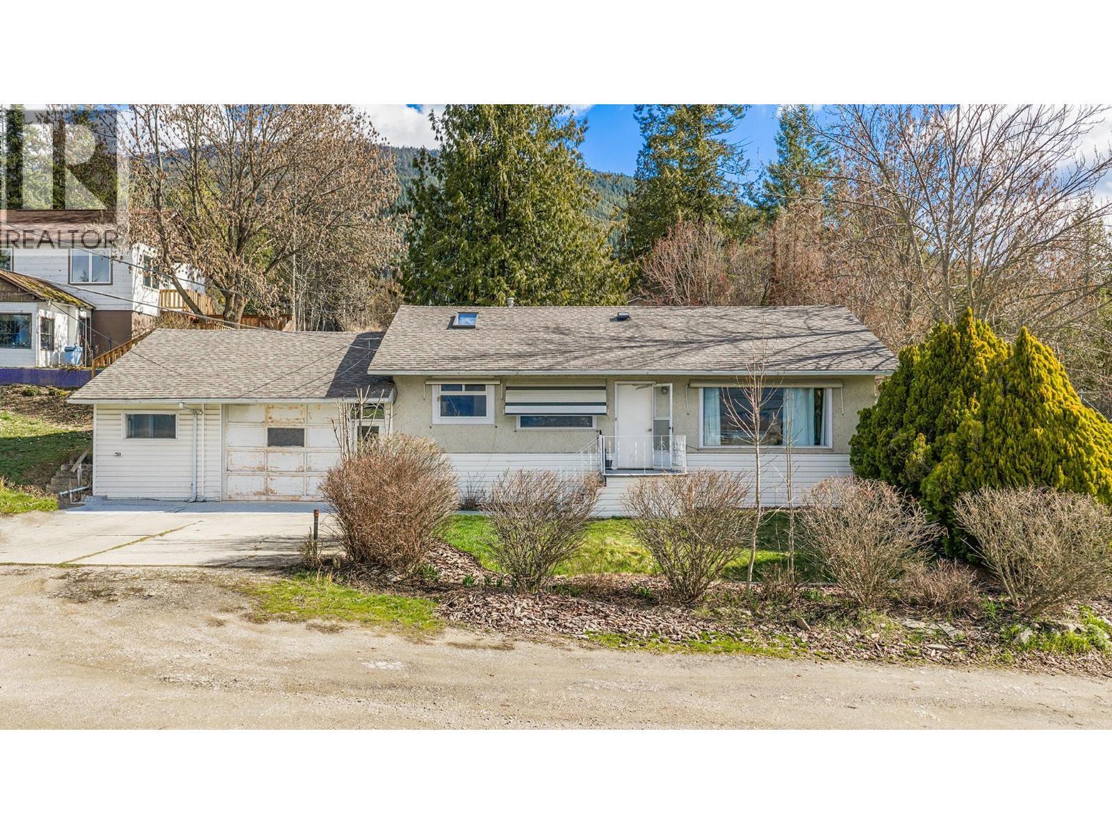 338 Valleyview Drive, Creston, BC - Outdoor