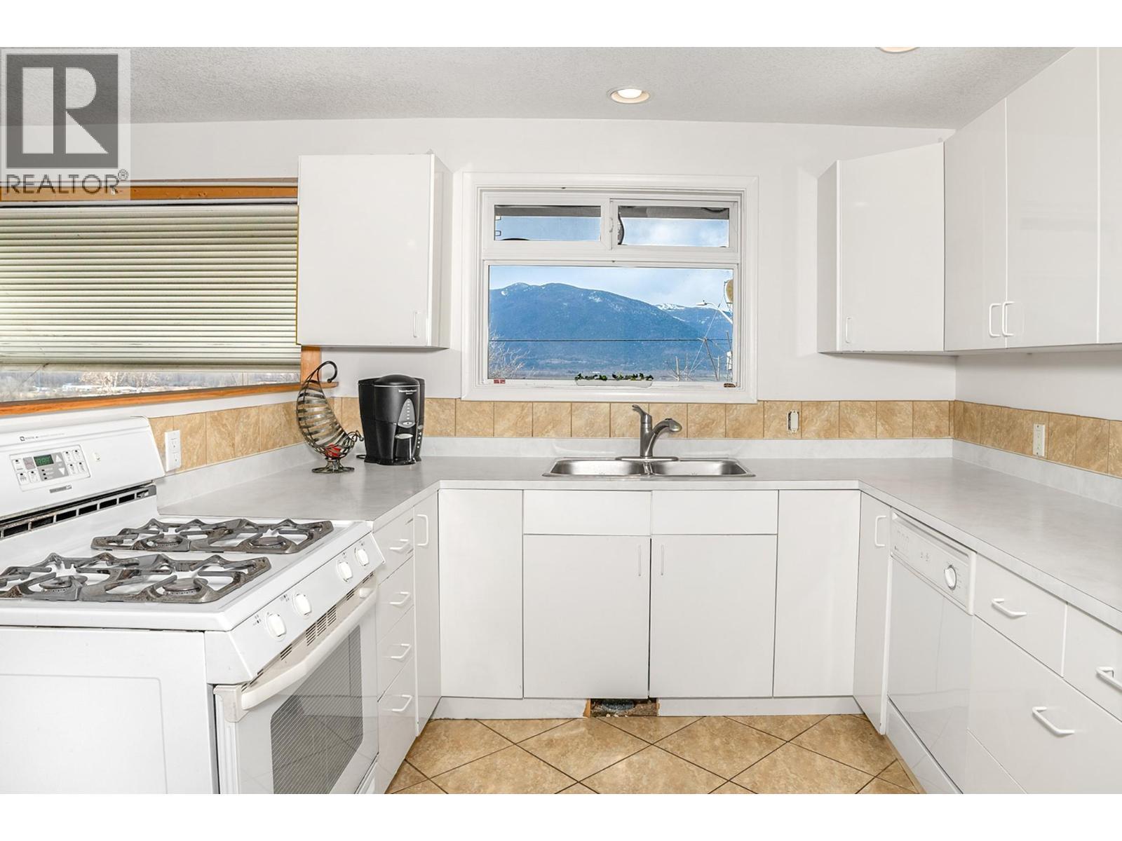 338 Valleyview Drive, Creston, BC - Indoor Photo Showing Kitchen With Double Sink
