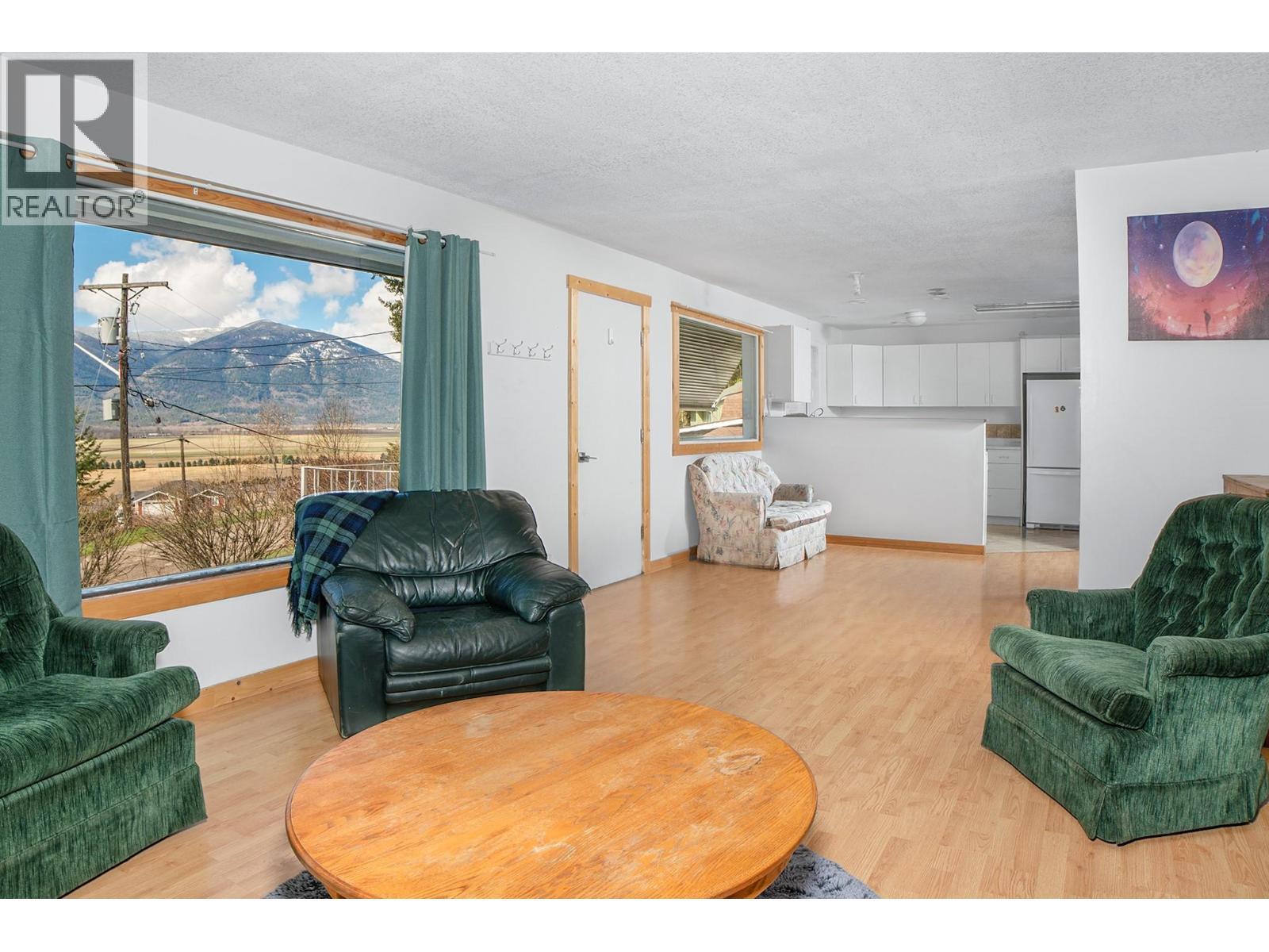 338 Valleyview Drive, Creston, BC - Indoor Photo Showing Living Room