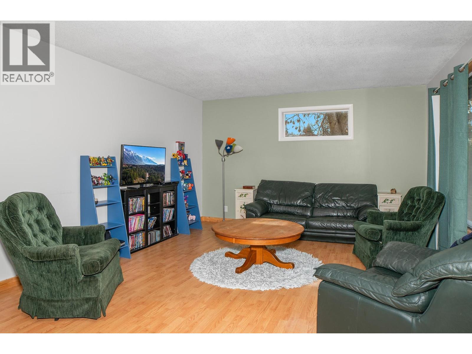 338 Valleyview Drive, Creston, BC - Indoor Photo Showing Living Room