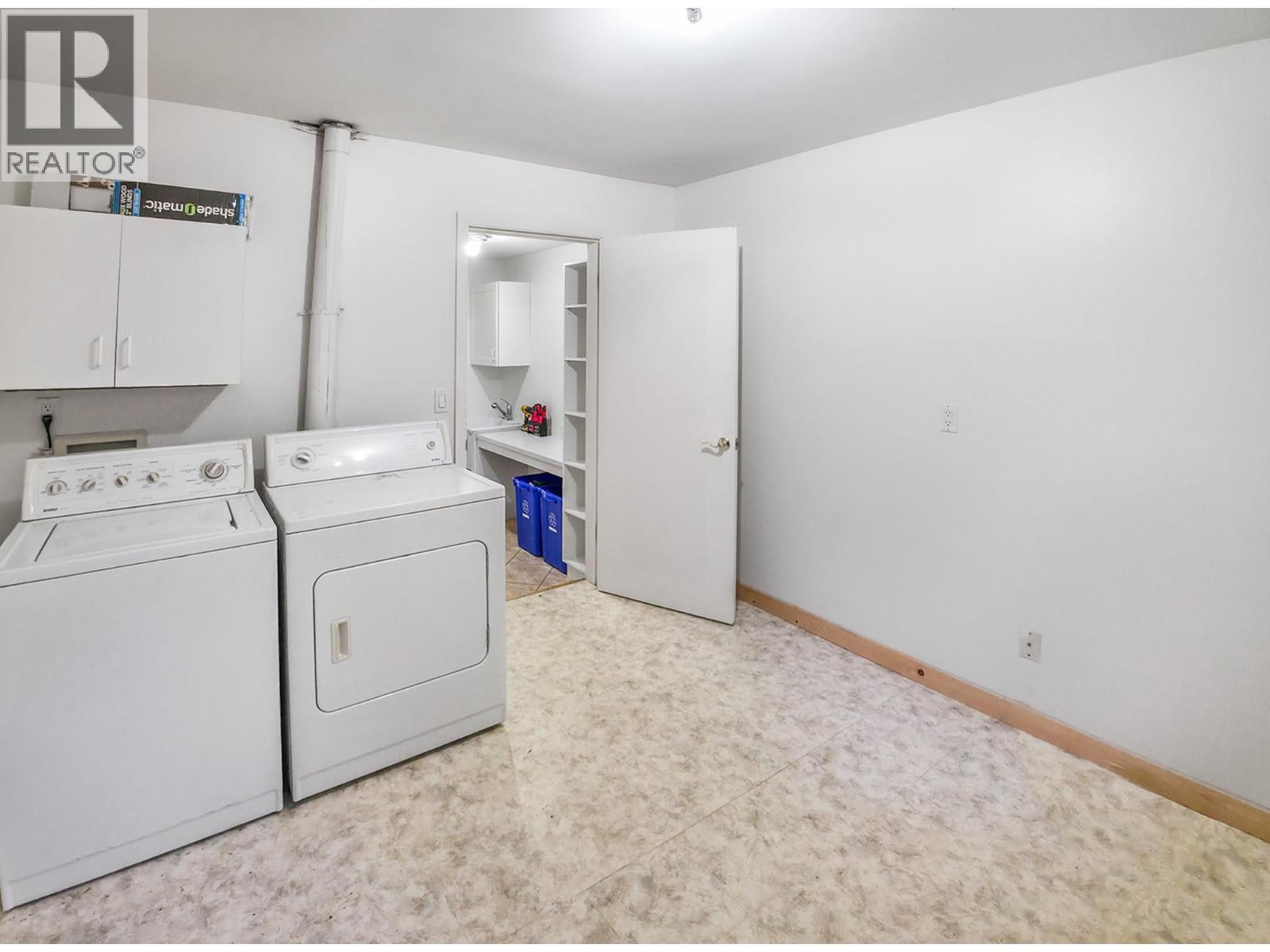338 Valleyview Drive, Creston, BC - Indoor Photo Showing Laundry Room