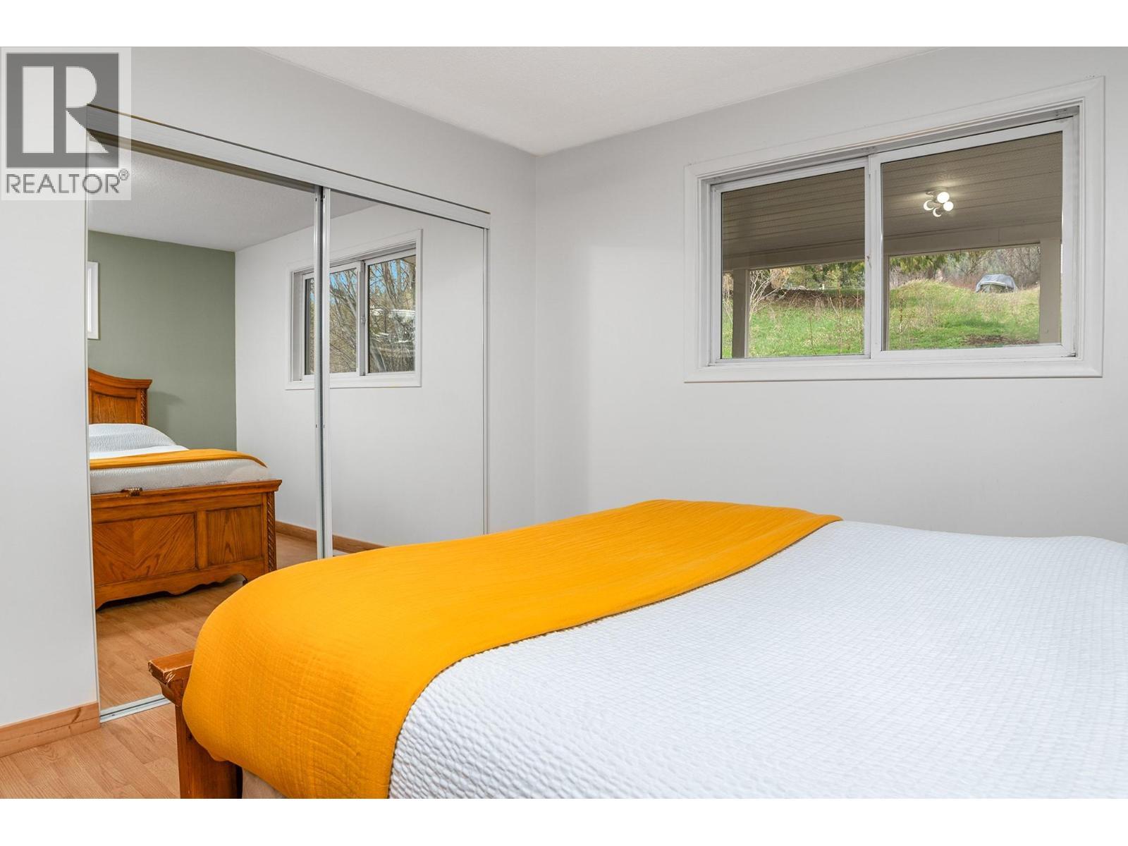 338 Valleyview Drive, Creston, BC - Indoor Photo Showing Bedroom