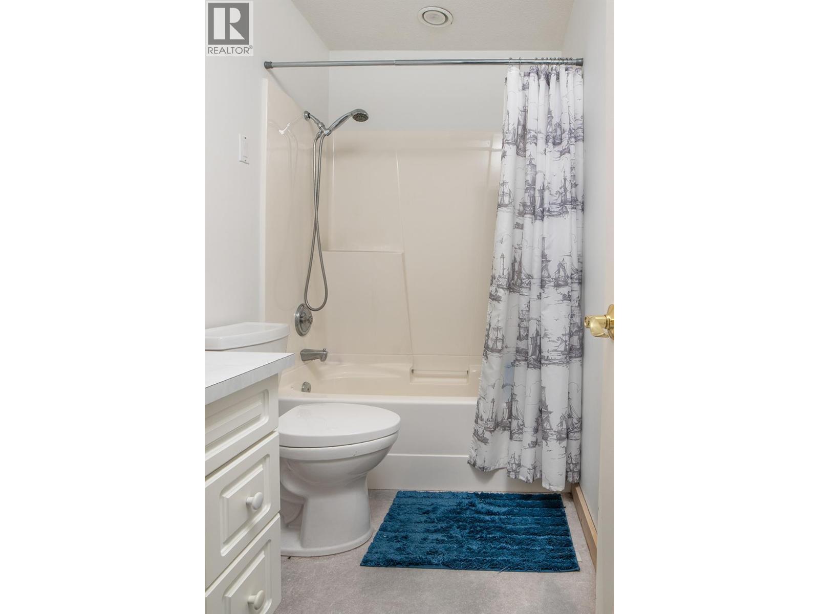 338 Valleyview Drive, Creston, BC - Indoor Photo Showing Bathroom