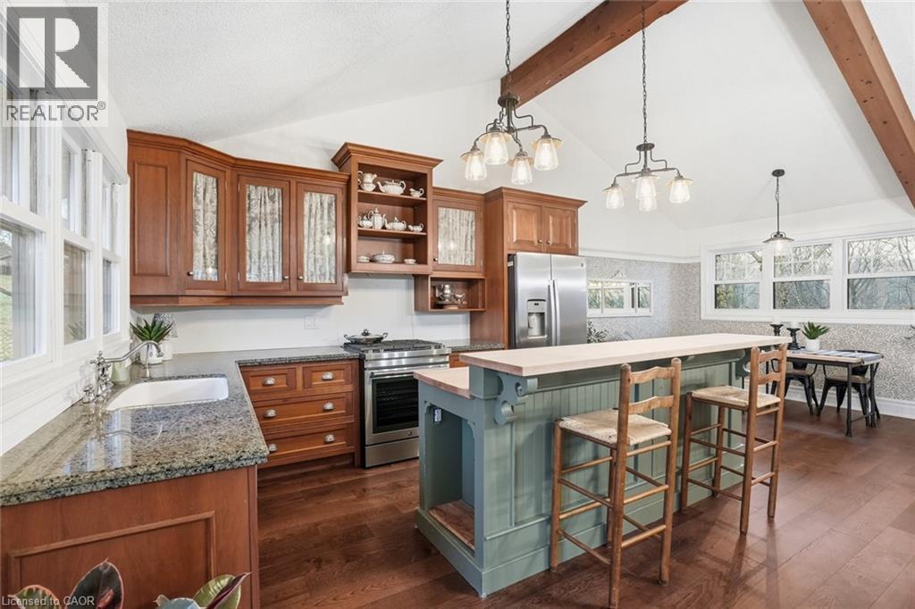 1987 Snake Road, Burlington, ON - Indoor Photo Showing Kitchen