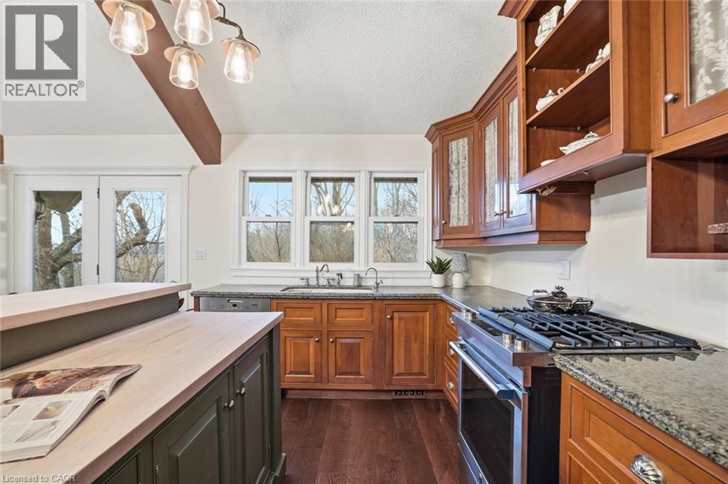 1987 Snake Road, Burlington, ON - Indoor Photo Showing Kitchen