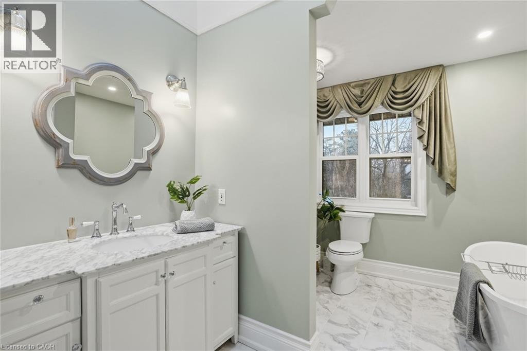 1987 Snake Road, Burlington, ON - Indoor Photo Showing Bathroom