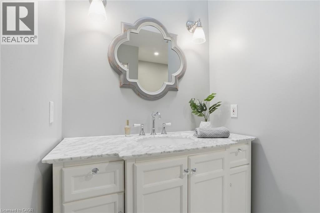 1987 Snake Road, Burlington, ON - Indoor Photo Showing Bathroom