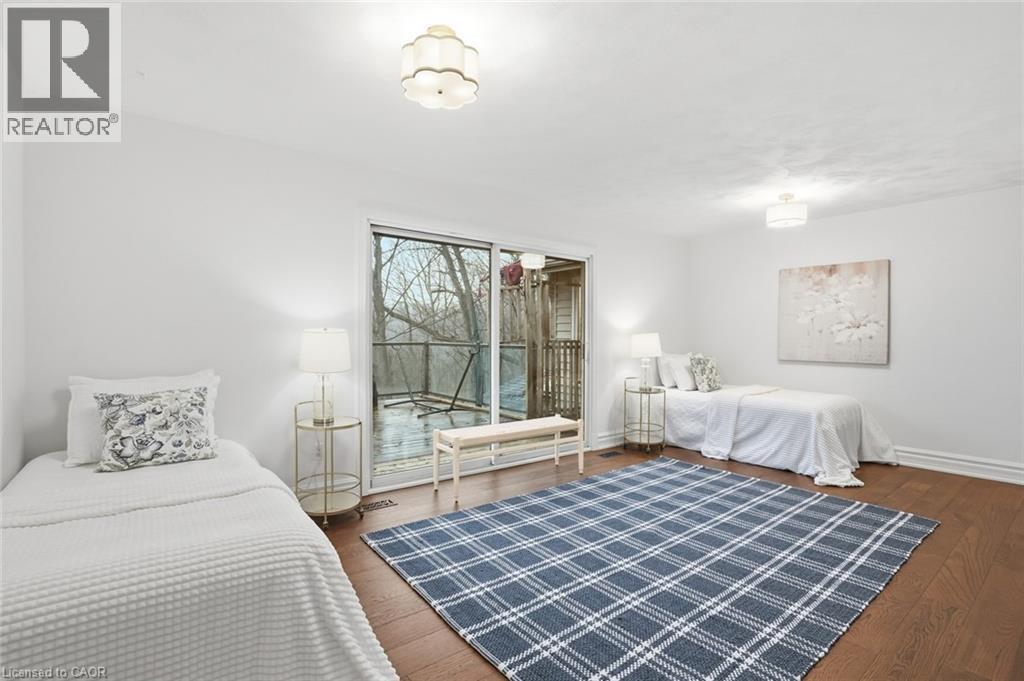 1987 Snake Road, Burlington, ON - Indoor Photo Showing Bedroom