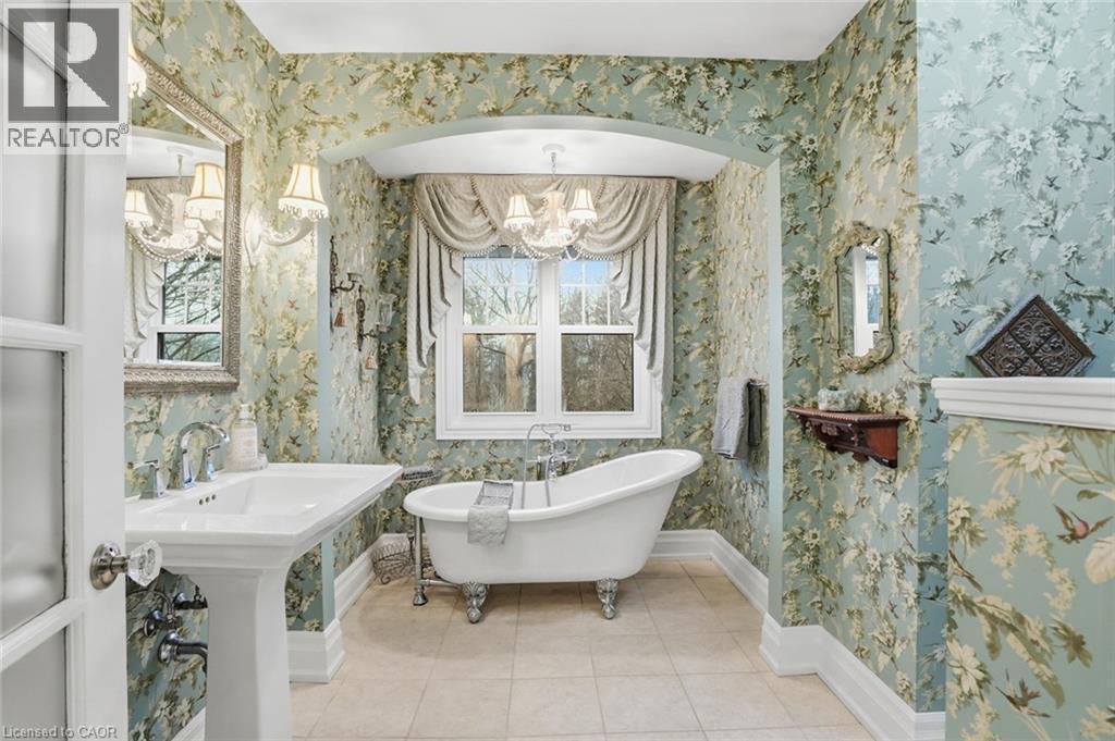 1987 Snake Road, Burlington, ON - Indoor Photo Showing Bathroom