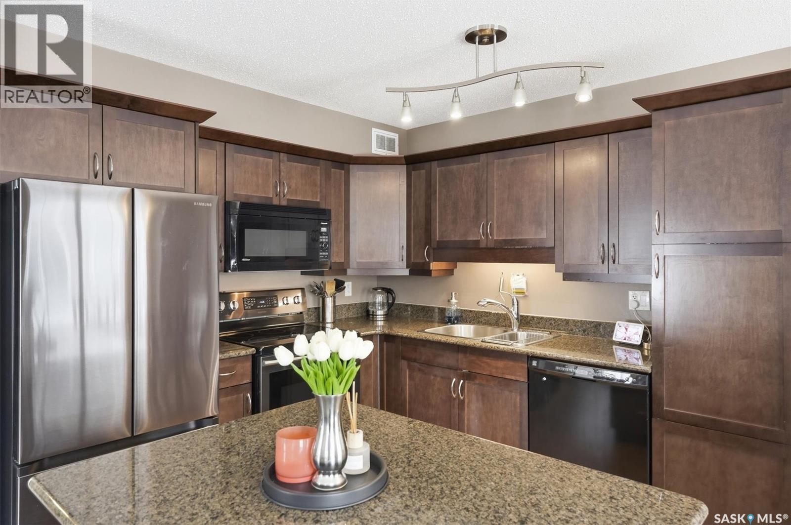 224 105 Lynd Crescent, Saskatoon, SK - Indoor Photo Showing Kitchen With Double Sink
