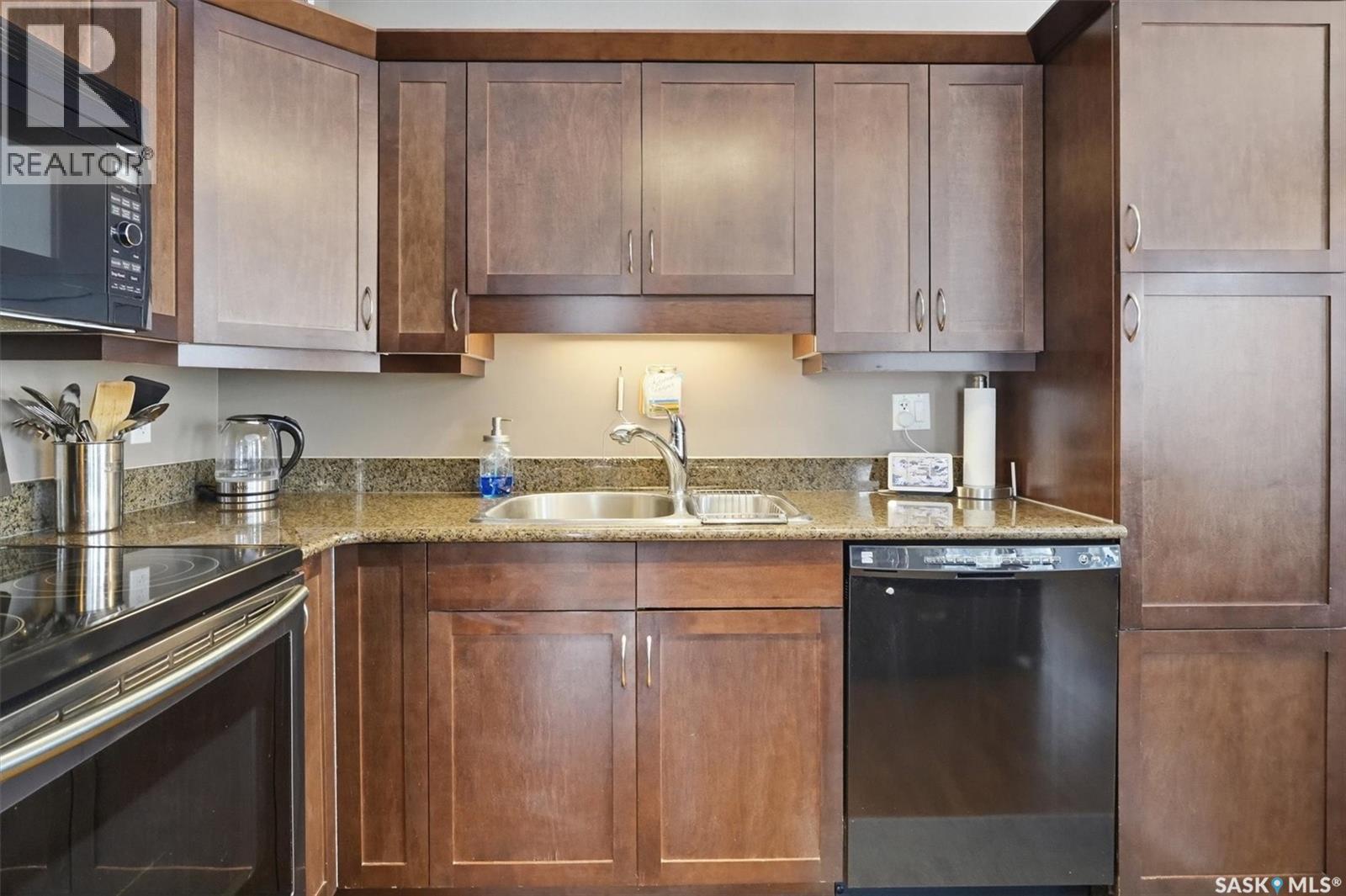 224 105 Lynd Crescent, Saskatoon, SK - Indoor Photo Showing Kitchen With Double Sink
