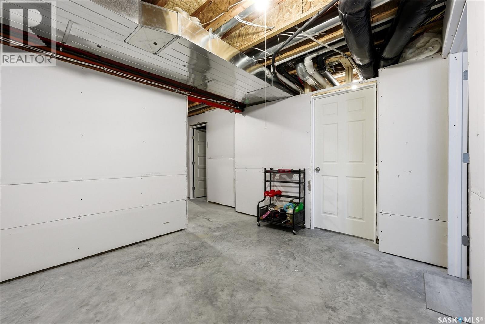 12 5301 Beacon Drive, Regina, SK - Indoor Photo Showing Garage