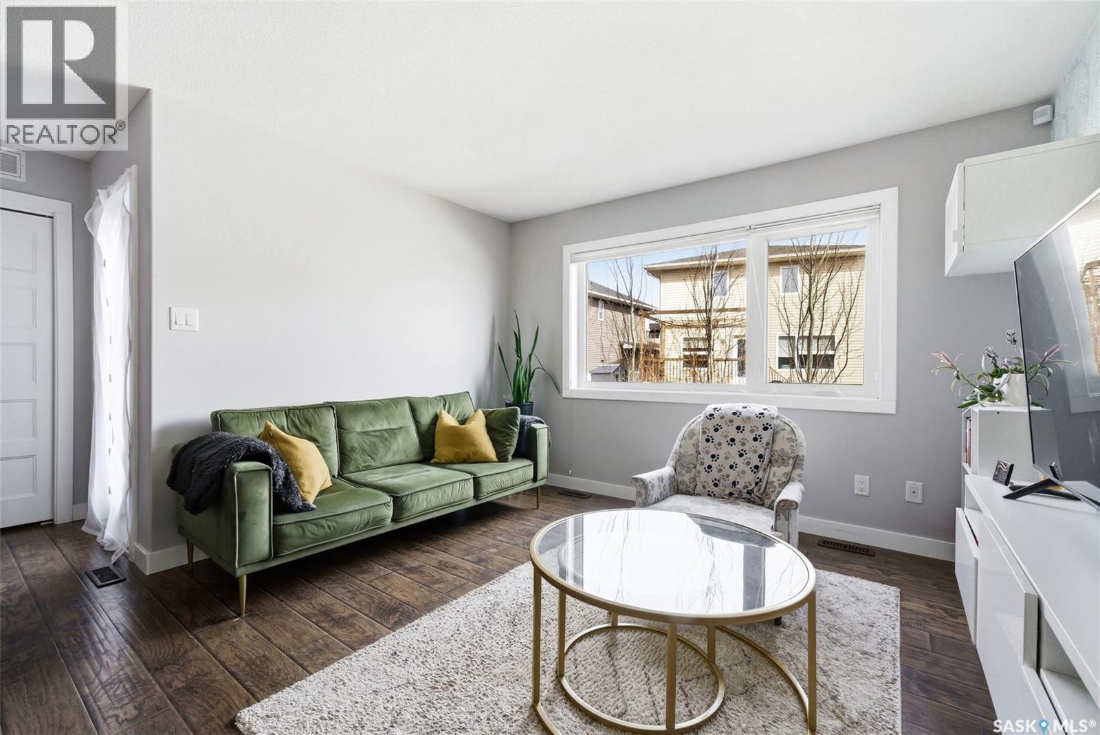12 5301 Beacon Drive, Regina, SK - Indoor Photo Showing Living Room