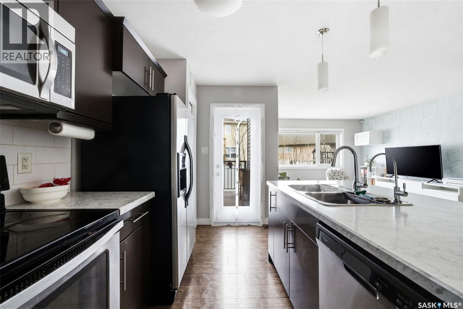 12 5301 Beacon Drive, Regina, SK - Indoor Photo Showing Kitchen With Double Sink