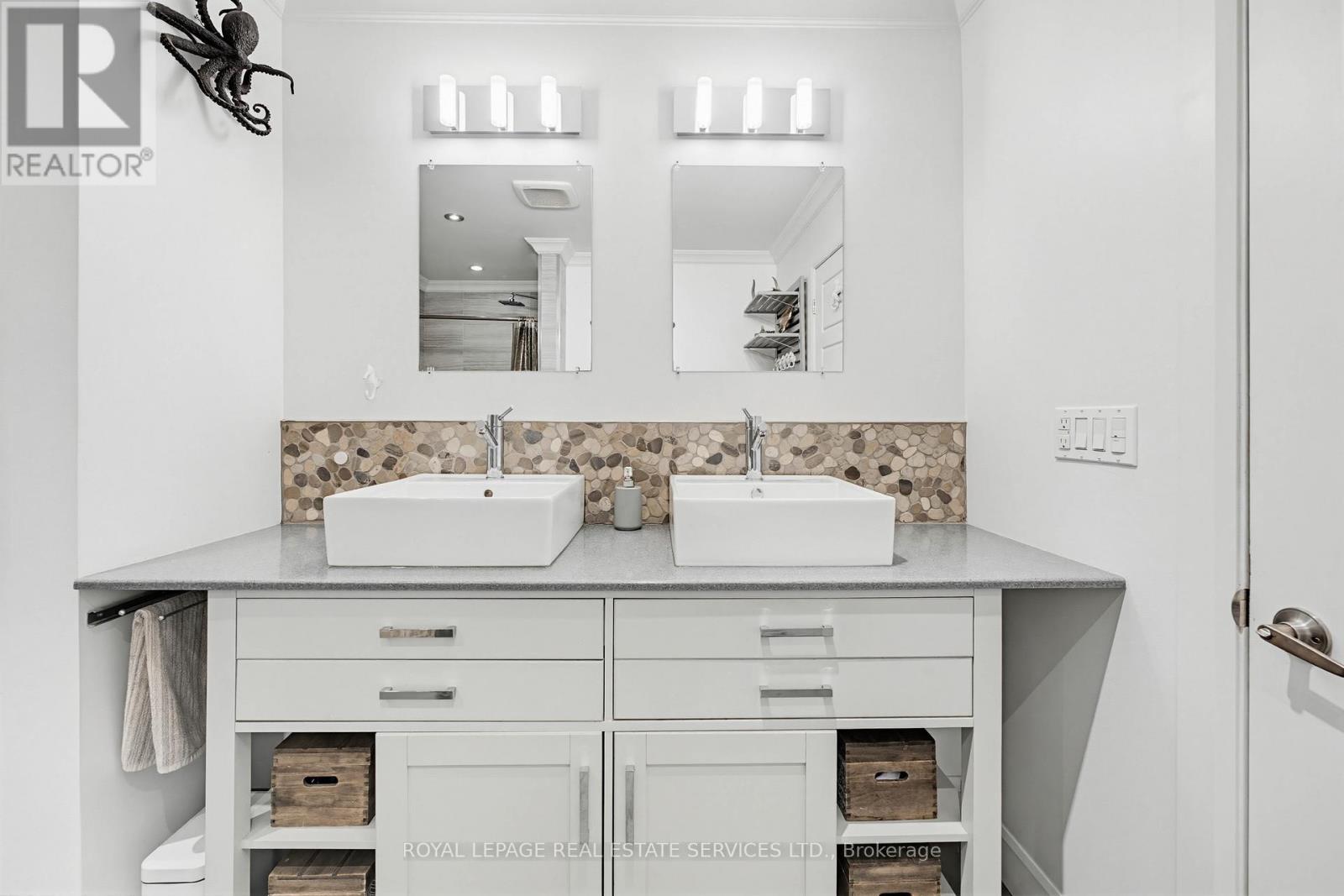 18 Cherry Street, Halton Hills, ON - Indoor Photo Showing Bathroom
