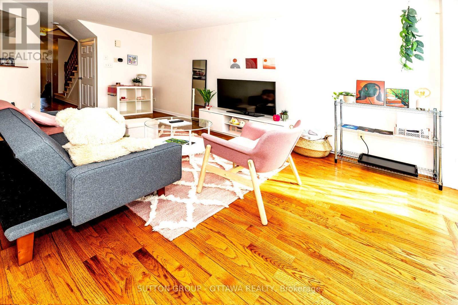 110 Chartley Private, Ottawa, ON - Indoor Photo Showing Living Room