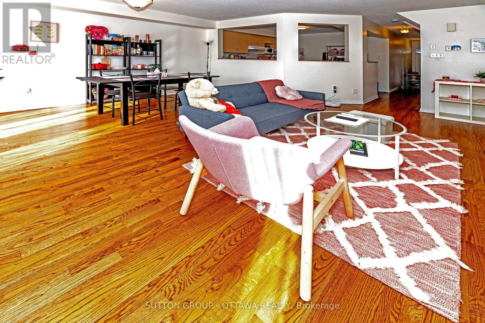 110 Chartley Private, Ottawa, ON - Indoor Photo Showing Living Room