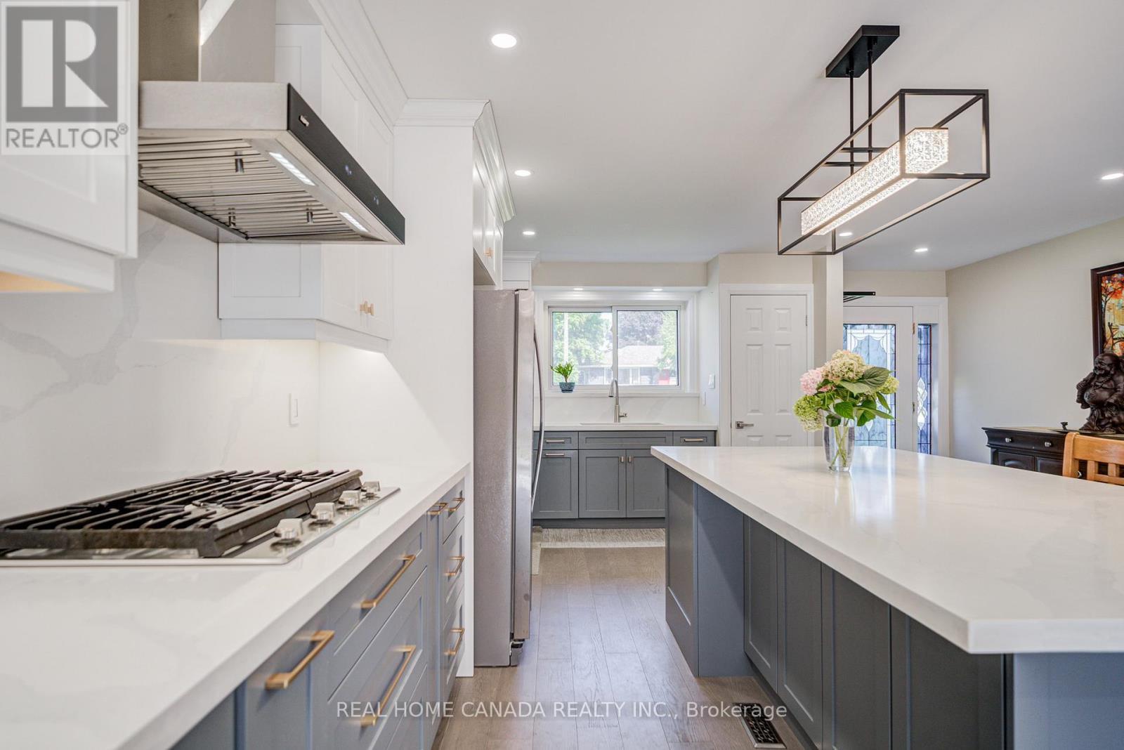 29 Ellesboro Drive, Mississauga, ON - Indoor Photo Showing Kitchen With Upgraded Kitchen