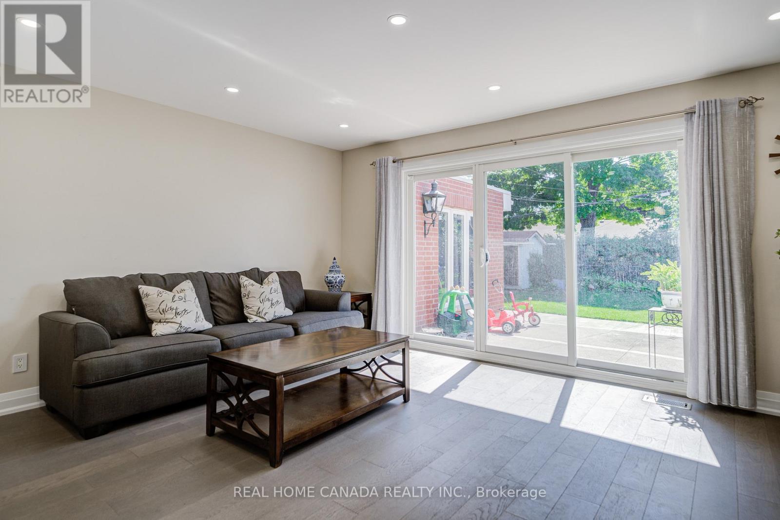 29 Ellesboro Drive, Mississauga, ON - Indoor Photo Showing Living Room
