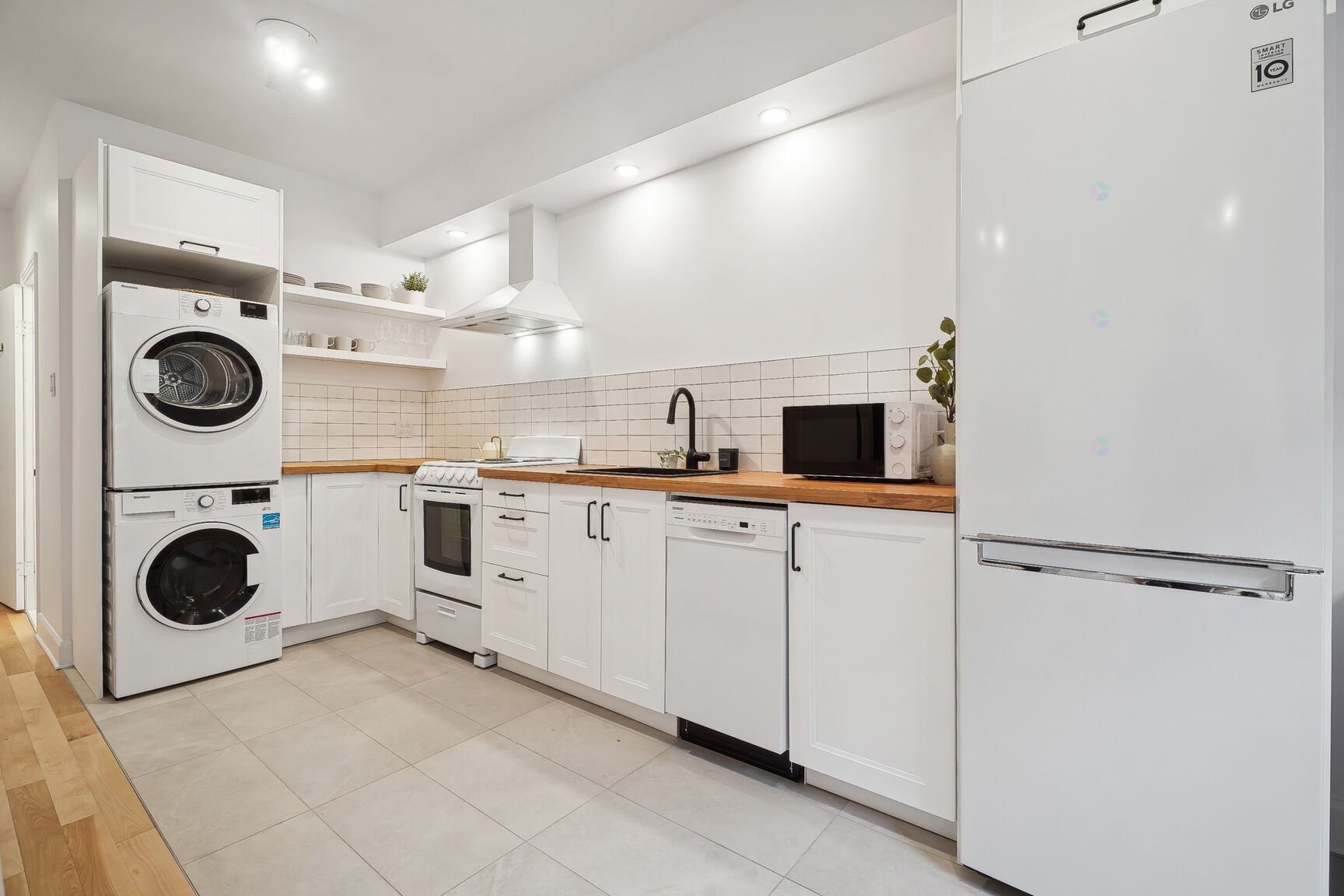 Kitchen - 4356 Av. De Chateaubriand, Montréal (Le Plateau-Mont-Royal), QC - Indoor Photo Showing Laundry Room