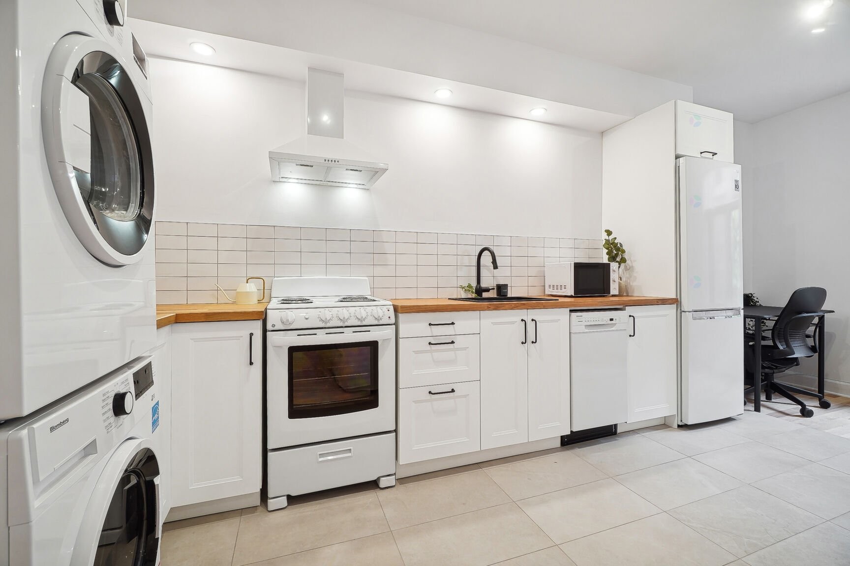 Kitchen - 4356 Av. De Chateaubriand, Montréal (Le Plateau-Mont-Royal), QC - Indoor Photo Showing Laundry Room