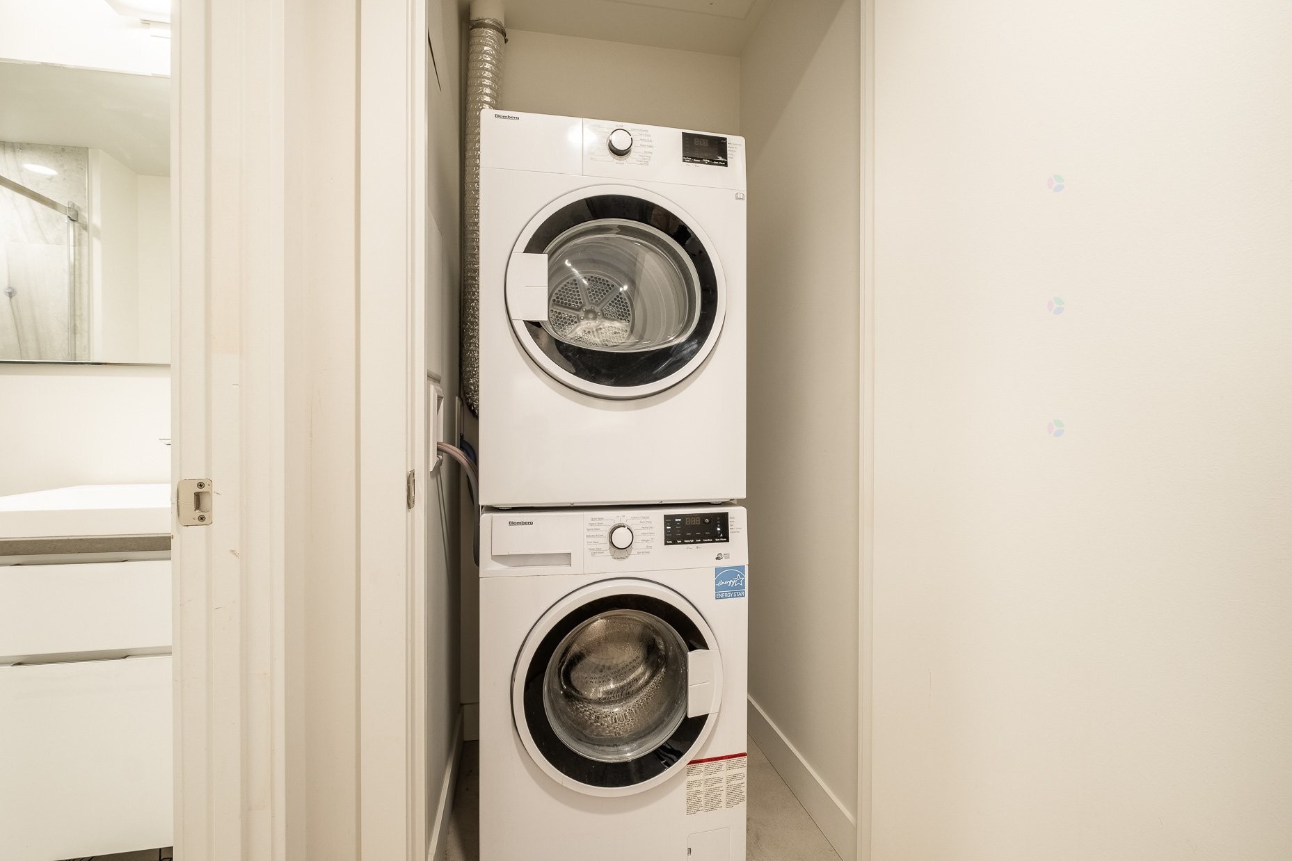 Salle de lavage - 1805-1288 Rue St-Antoine O., Montréal (Ville-Marie), QC - Indoor Photo Showing Laundry Room