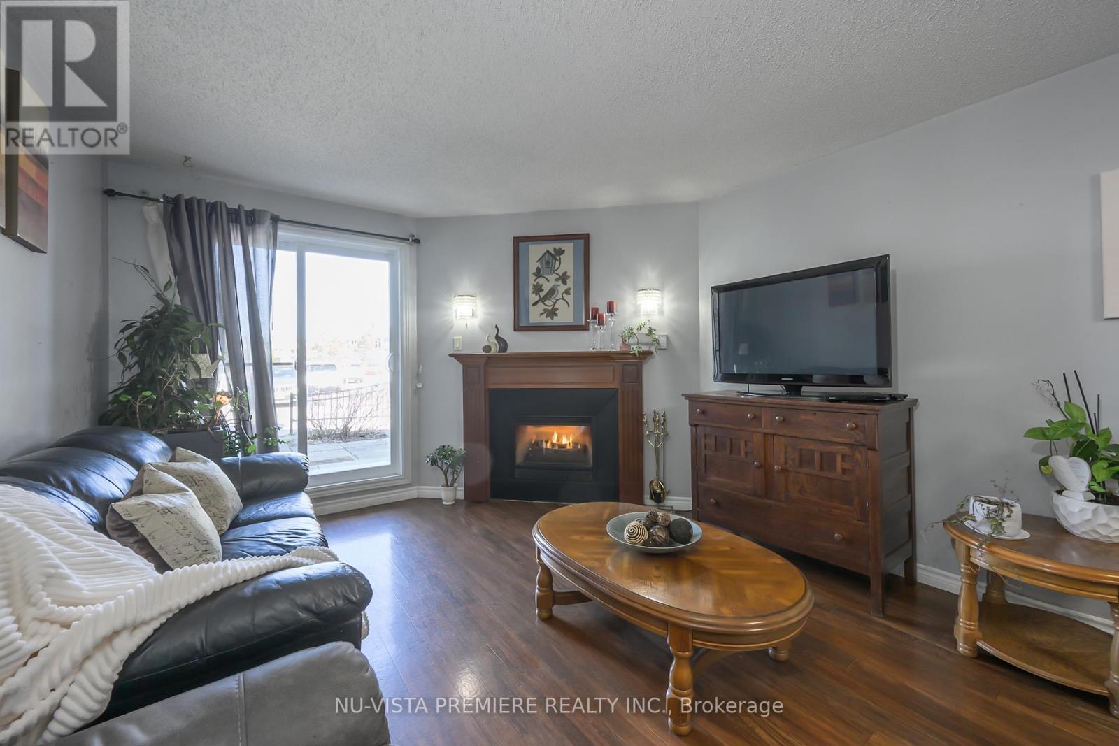 Gas fireplace - 119 - 725 Deveron Crescent, London South (South T), ON - Indoor Photo Showing Living Room With Fireplace