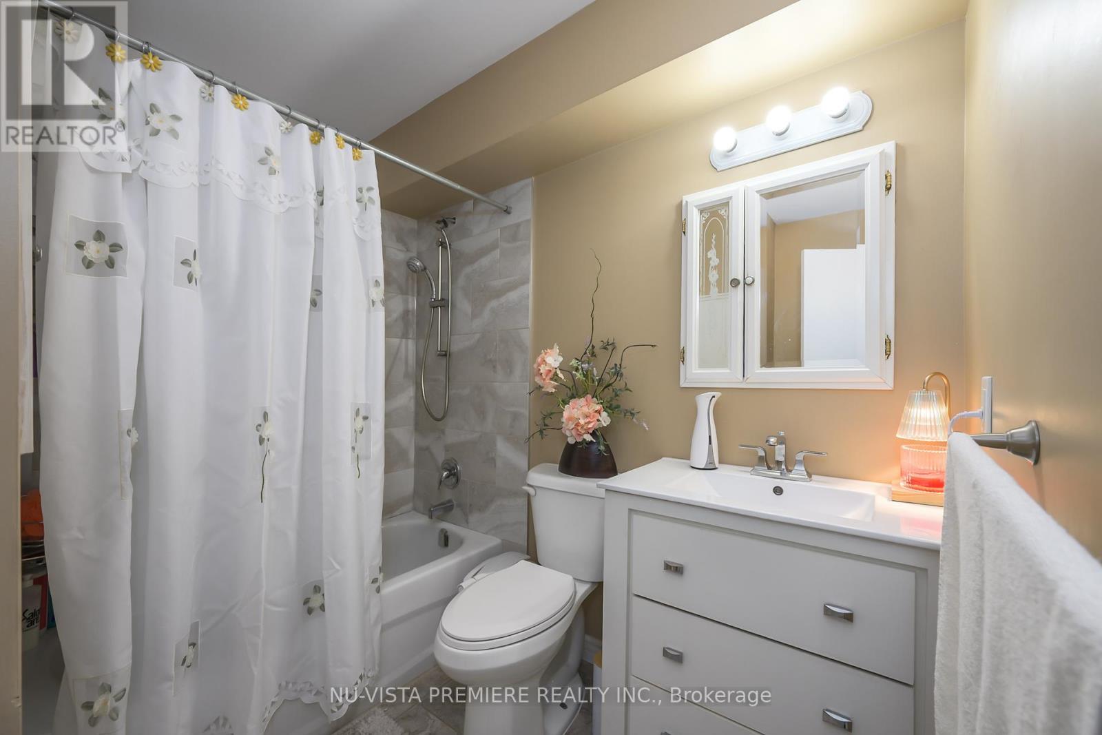 Updated 4 pc Bath - 119 - 725 Deveron Crescent, London South (South T), ON - Indoor Photo Showing Bathroom