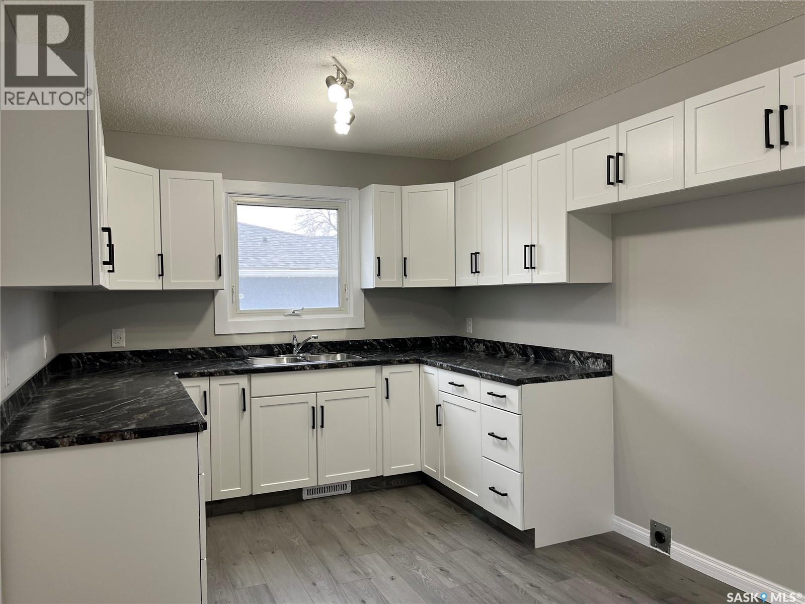 167 Magee Crescent, Regina, SK - Indoor Photo Showing Kitchen With Double Sink