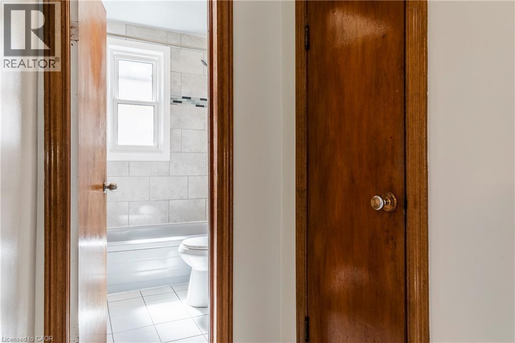 118 Julian Avenue, Hamilton, ON - Indoor Photo Showing Other Room