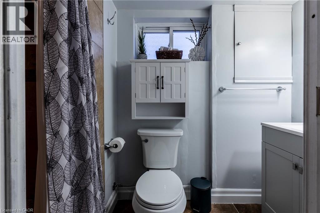 118 Julian Avenue, Hamilton, ON - Indoor Photo Showing Bathroom