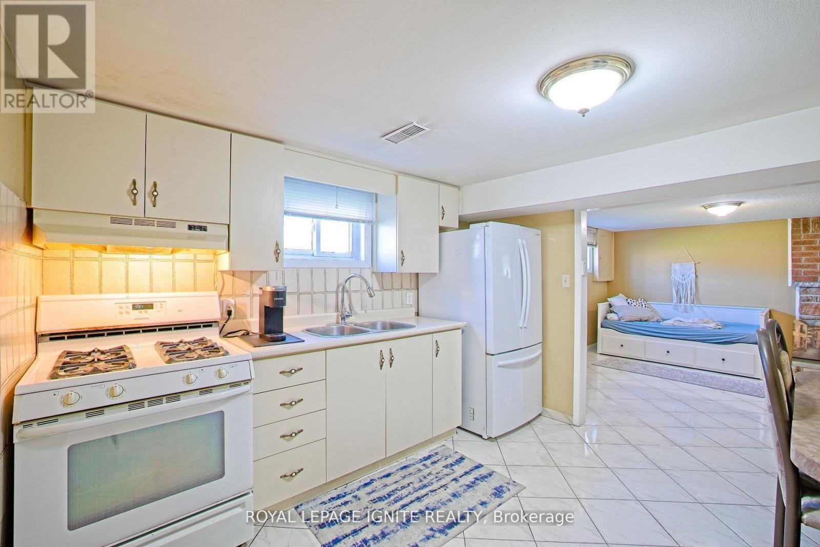 3350 Lehigh Crescent W, Mississauga, ON - Indoor Photo Showing Kitchen With Double Sink