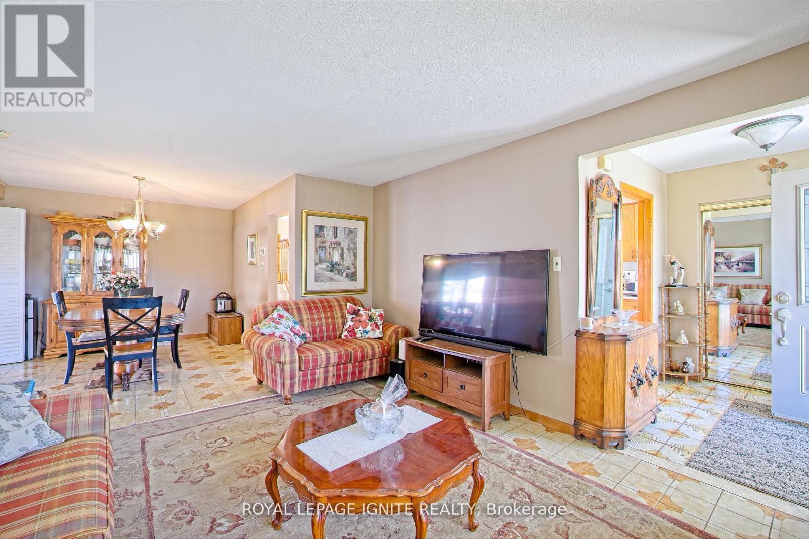 3350 Lehigh Crescent W, Mississauga, ON - Indoor Photo Showing Living Room