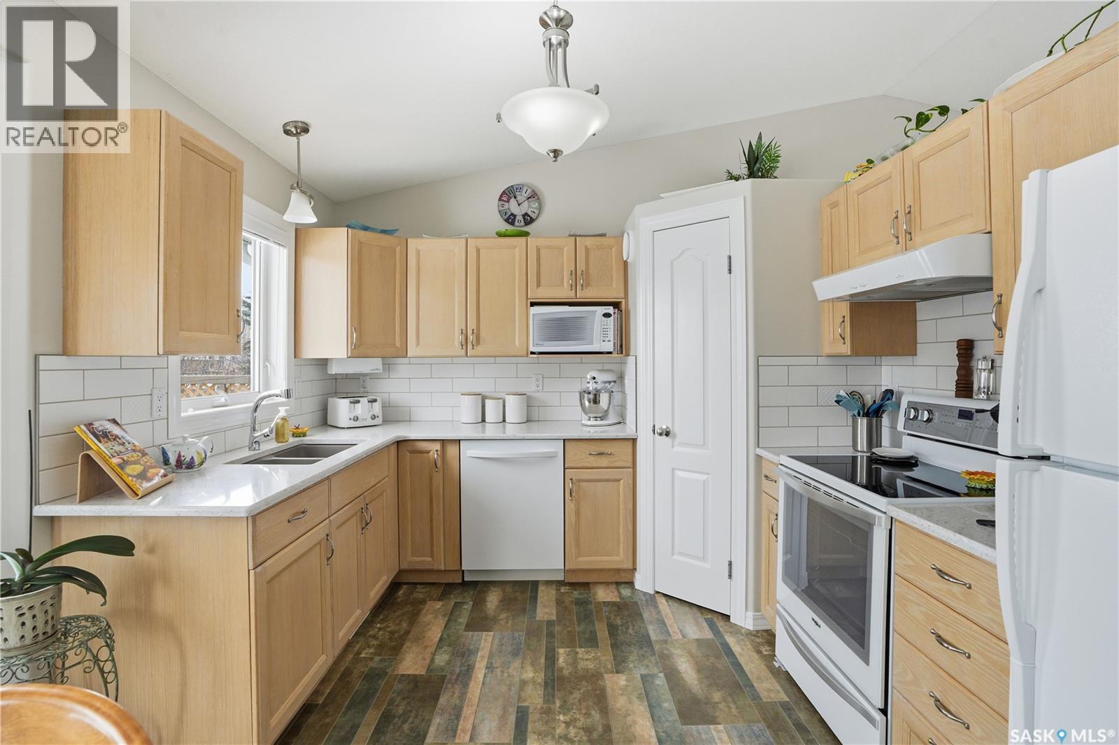1002 Pezer Crescent, Saskatoon, SK - Indoor Photo Showing Kitchen With Double Sink
