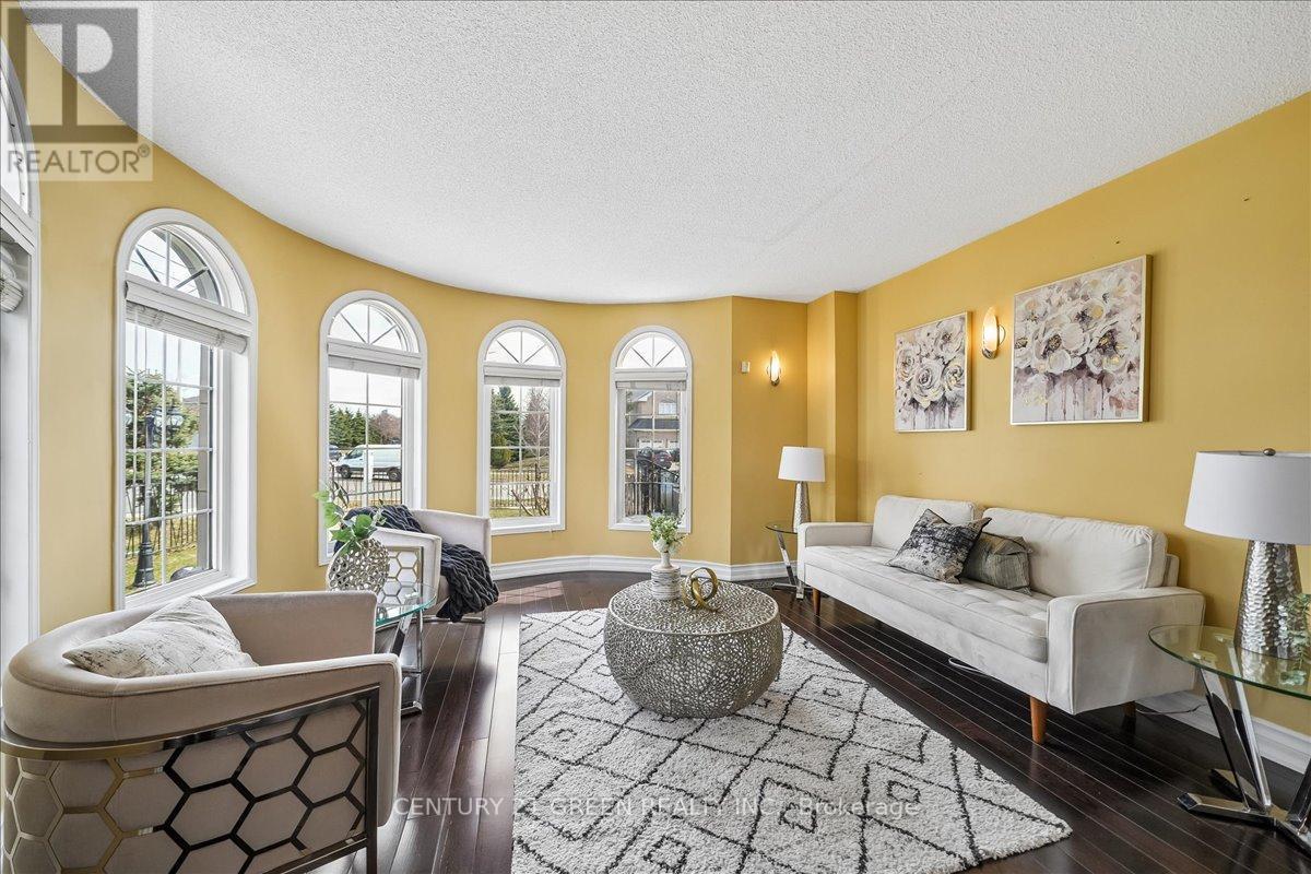 1031 Blueheron Boulevard, Mississauga, ON - Indoor Photo Showing Living Room