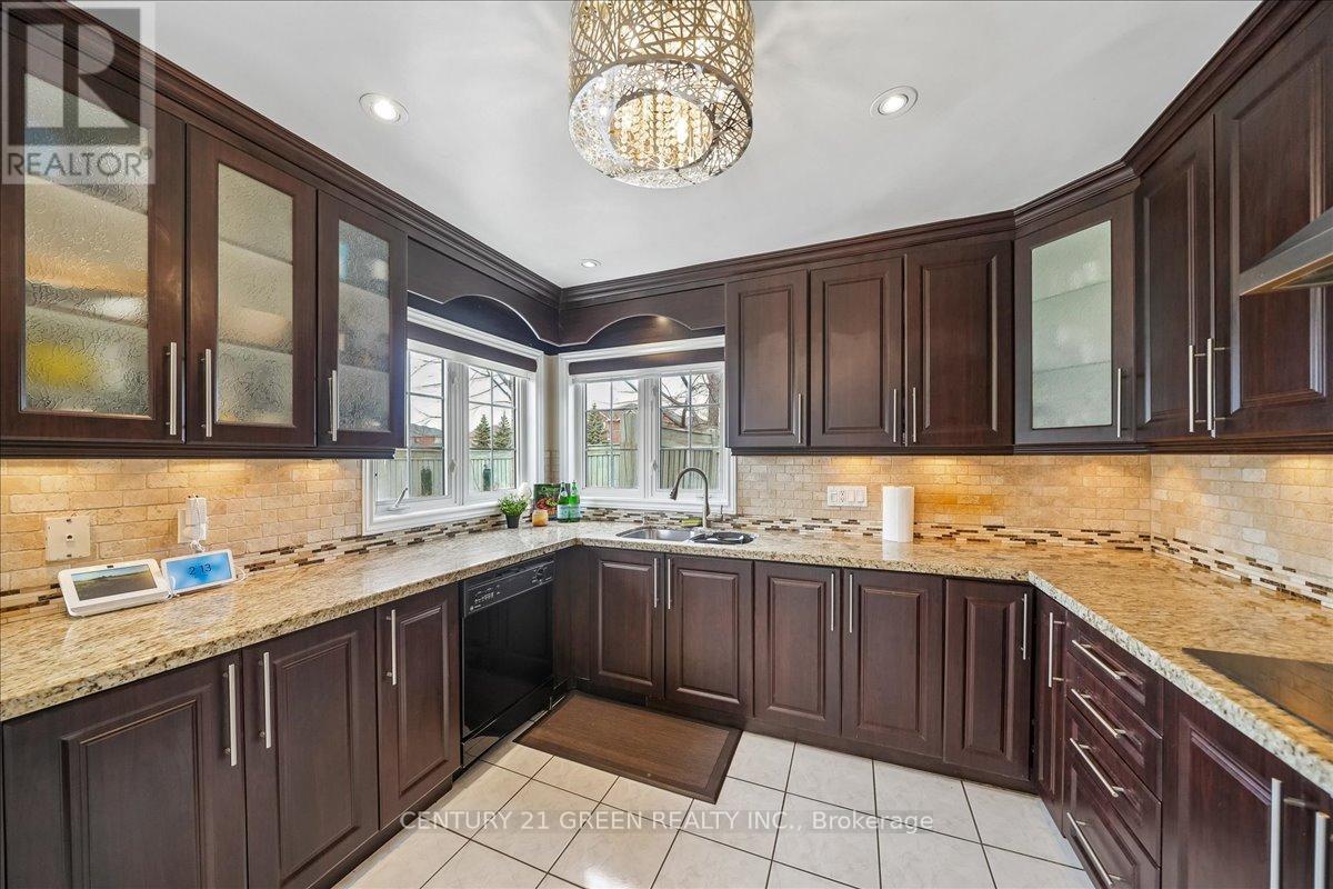 1031 Blueheron Boulevard, Mississauga, ON - Indoor Photo Showing Kitchen With Double Sink