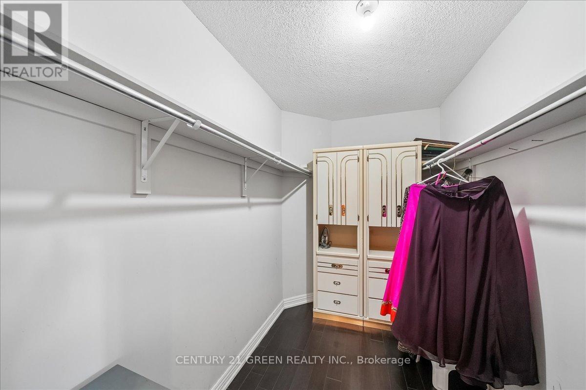 1031 Blueheron Boulevard, Mississauga, ON - Indoor With Storage