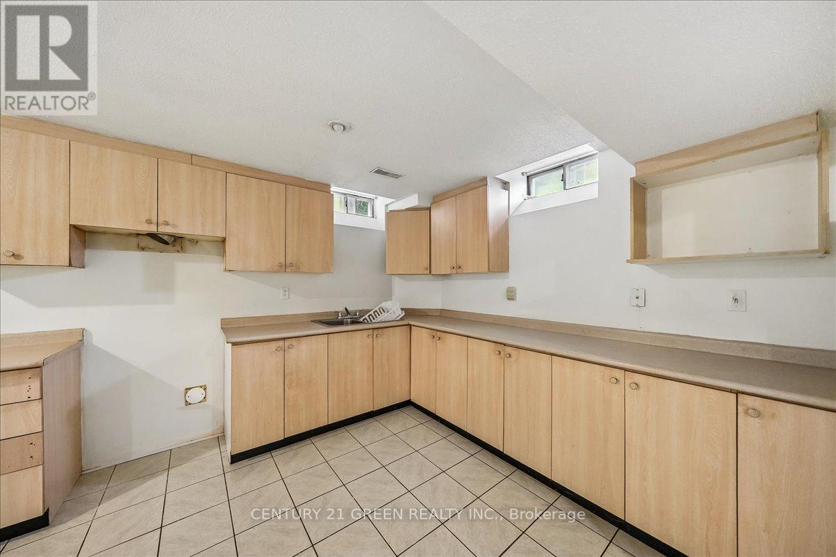 1031 Blueheron Boulevard, Mississauga, ON - Indoor Photo Showing Kitchen