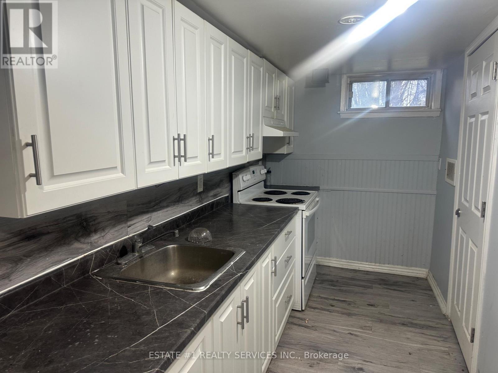 176 Kenneth Avenue, Kitchener, ON - Indoor Photo Showing Kitchen