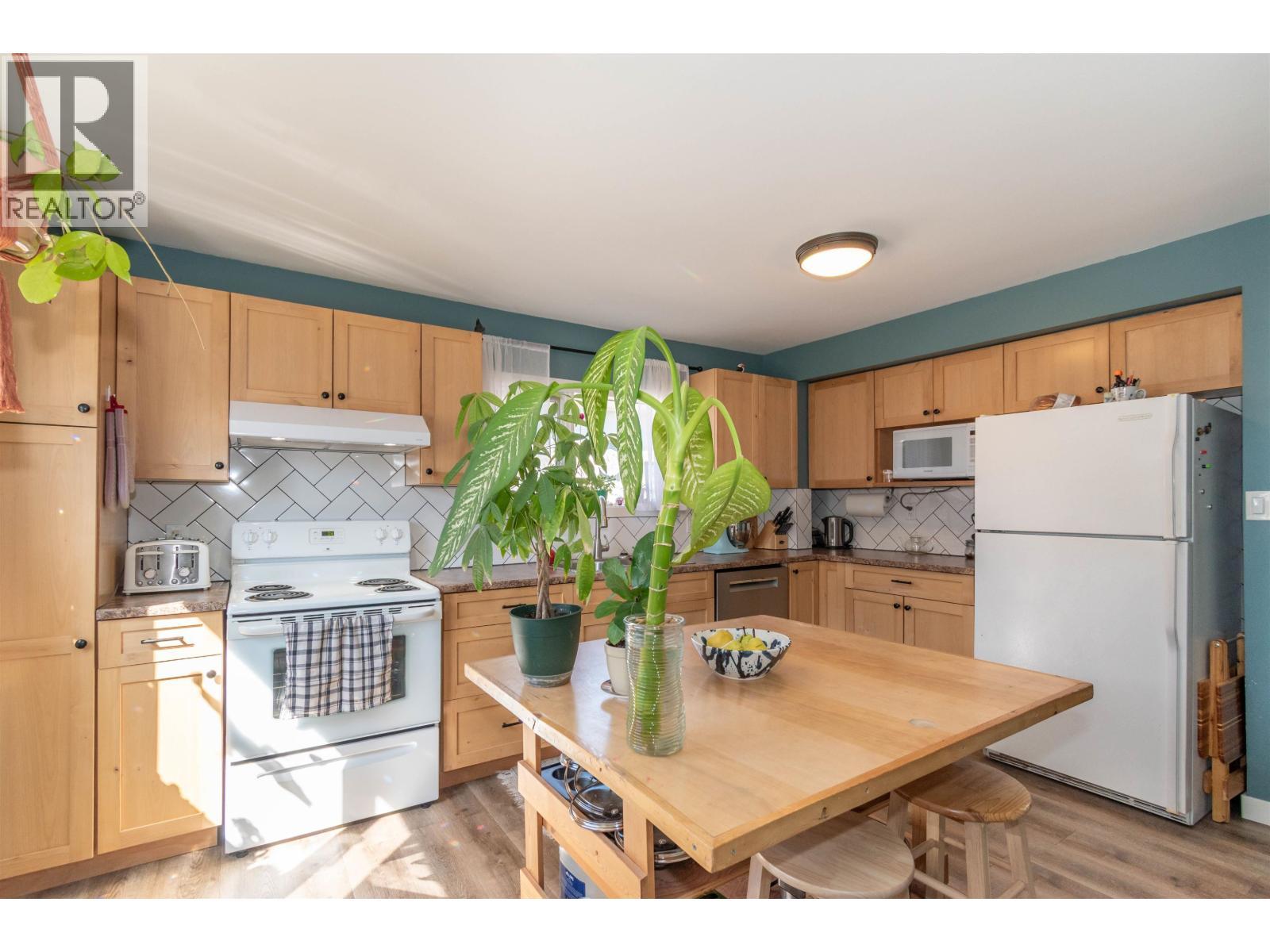 3883 3Rd Avenue, Smithers, BC - Indoor Photo Showing Kitchen