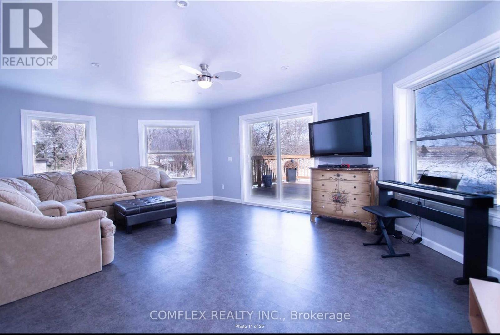 1363 Townline Road N, Clarington, ON - Indoor Photo Showing Living Room